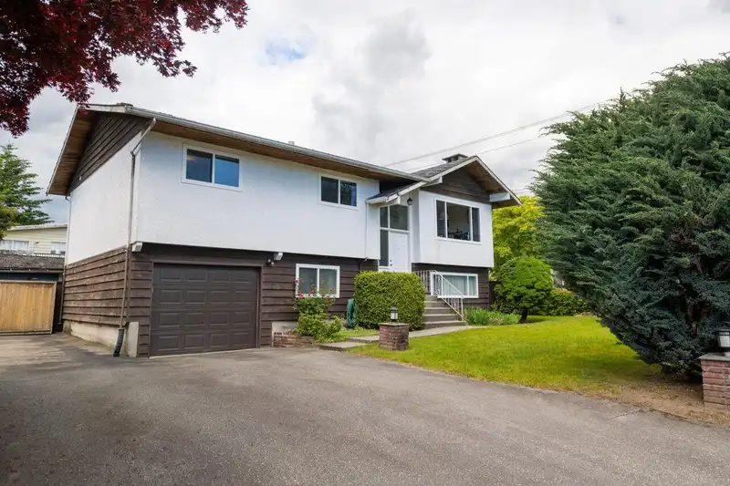 11499 79 AVENUE - photo 2 of 34