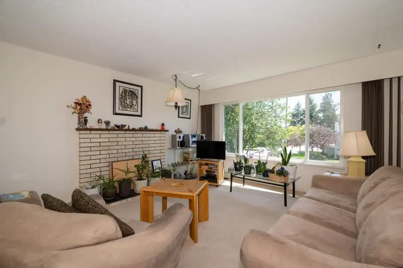 11499 79 AVENUE - photo 4 of 34
