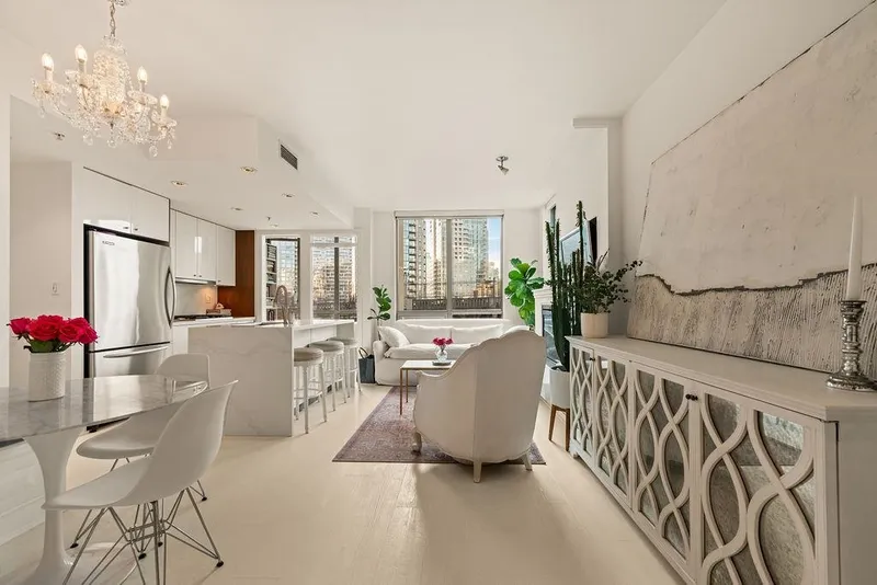 601 1005 BEACH AVENUE - photo 1 of 25