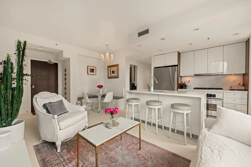 601 1005 BEACH AVENUE - photo 3 of 25