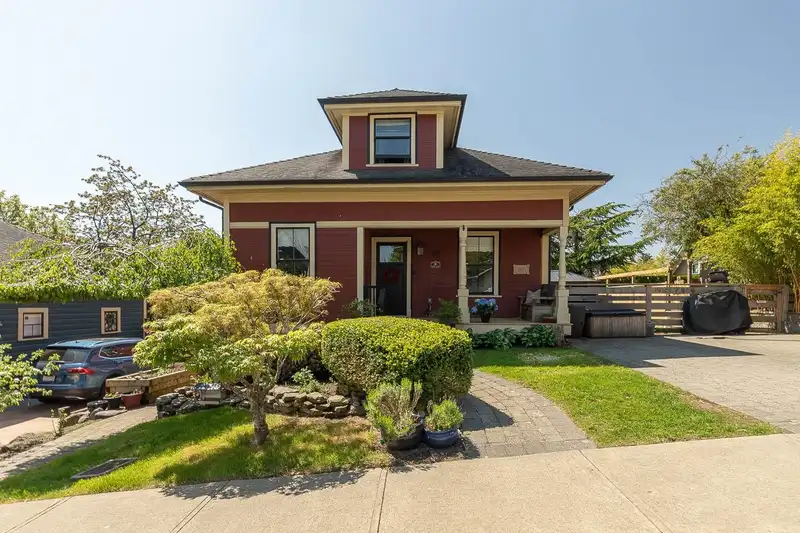 218 BURR STREET - photo 1 of 27