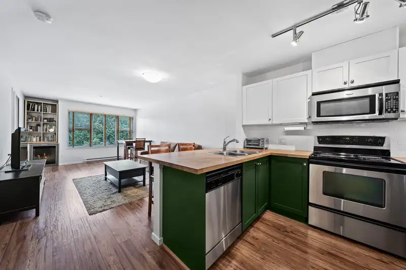 312 315 KNOX STREET - photo 1 of 37
