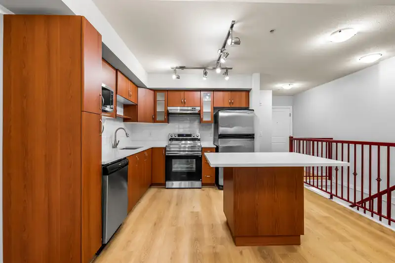 104 160 SHORELINE CIRCLE - photo 1 of 31