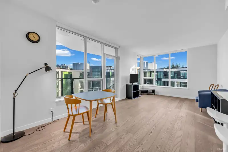 606 3533 ROSS DRIVE - photo 1 of 33