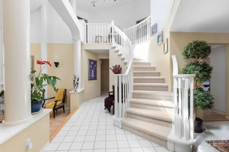 2905 CLIFFROSE CRESCENT - photo 2 of 40
