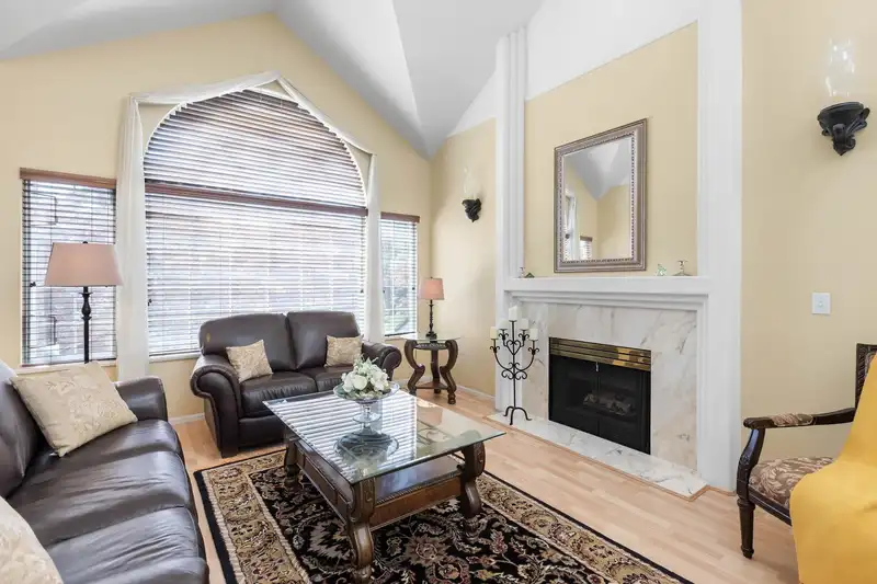 2905 CLIFFROSE CRESCENT - photo 4 of 40