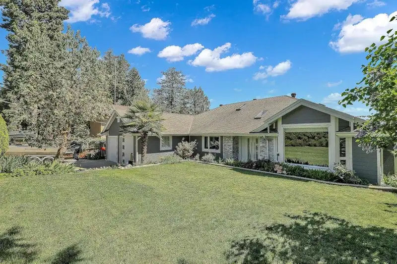 7811 REDROOFFS ROAD - photo 1 of 40