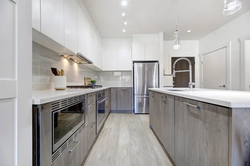 306 625 E 3RD STREET - photo 2 of 25