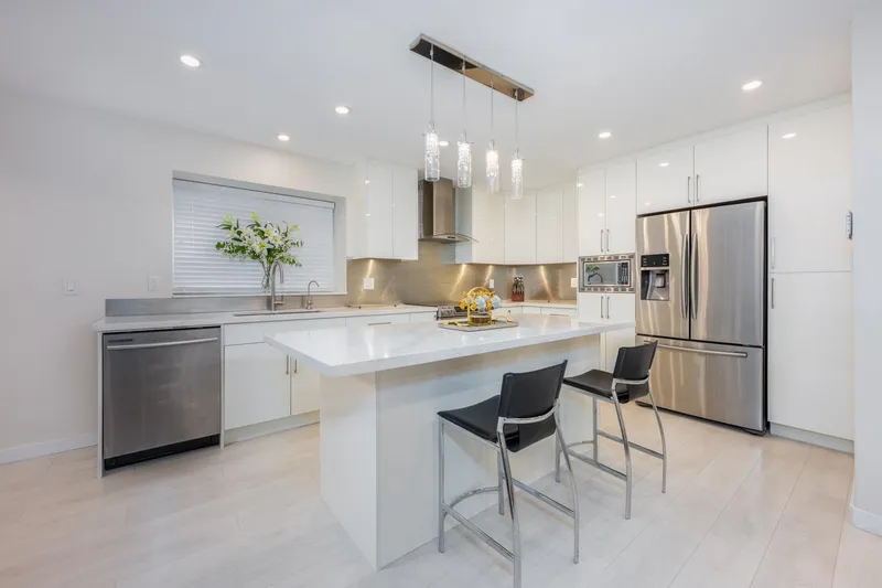 15759 101 AVENUE - photo 3 of 25