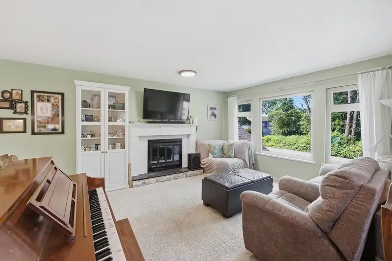 15318 87A AVENUE - photo 2 of 36