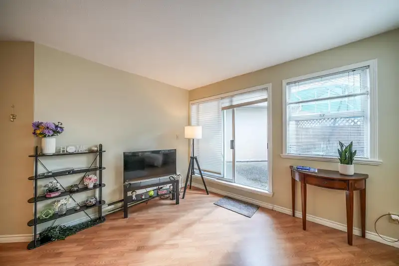106 918 RODERICK AVENUE - photo 4 of 14