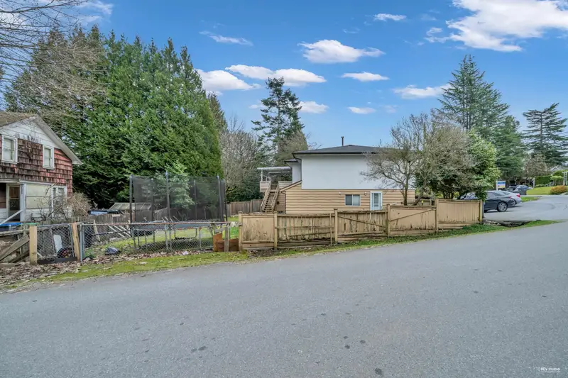 12521 GROVE CRESCENT - photo 4 of 25