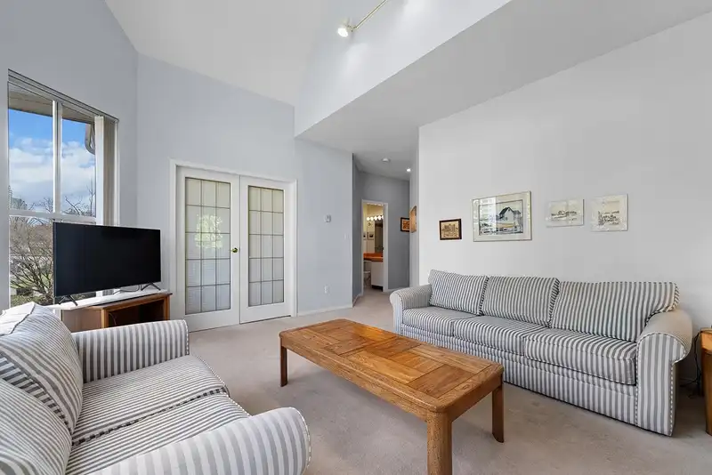 306 5635 PATTERSON AVENUE - photo 4 of 26