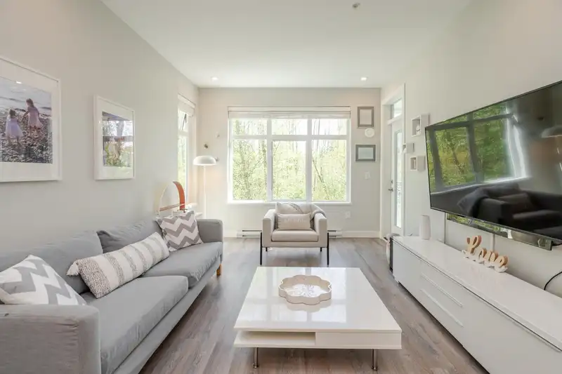 302 15436 31 AVENUE - photo 2 of 36