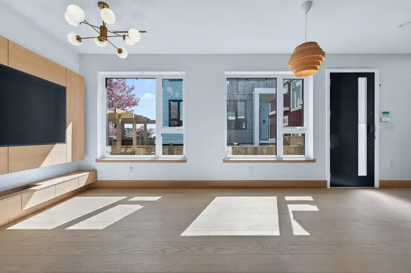 3 1495 E 58TH AVENUE - photo 4 of 16