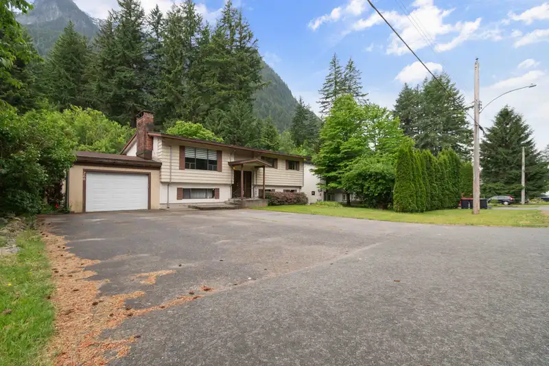 260 ROBERTSON CRESCENT - photo 1 of 40