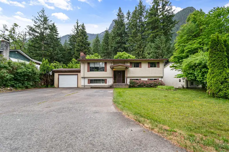 260 ROBERTSON CRESCENT - photo 2 of 40