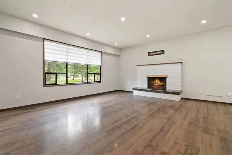 260 ROBERTSON CRESCENT - photo 3 of 40