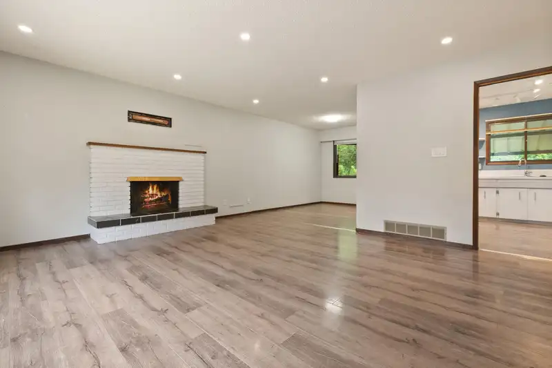 260 ROBERTSON CRESCENT - photo 4 of 40