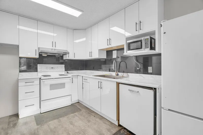 13335 70B AVENUE - photo 3 of 16