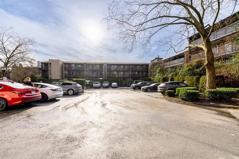 216 9847 MANCHESTER DRIVE - photo 4 of 25