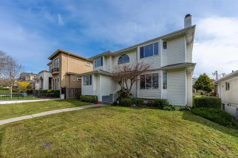 5592 ELIZABETH STREET - photo 1 of 40