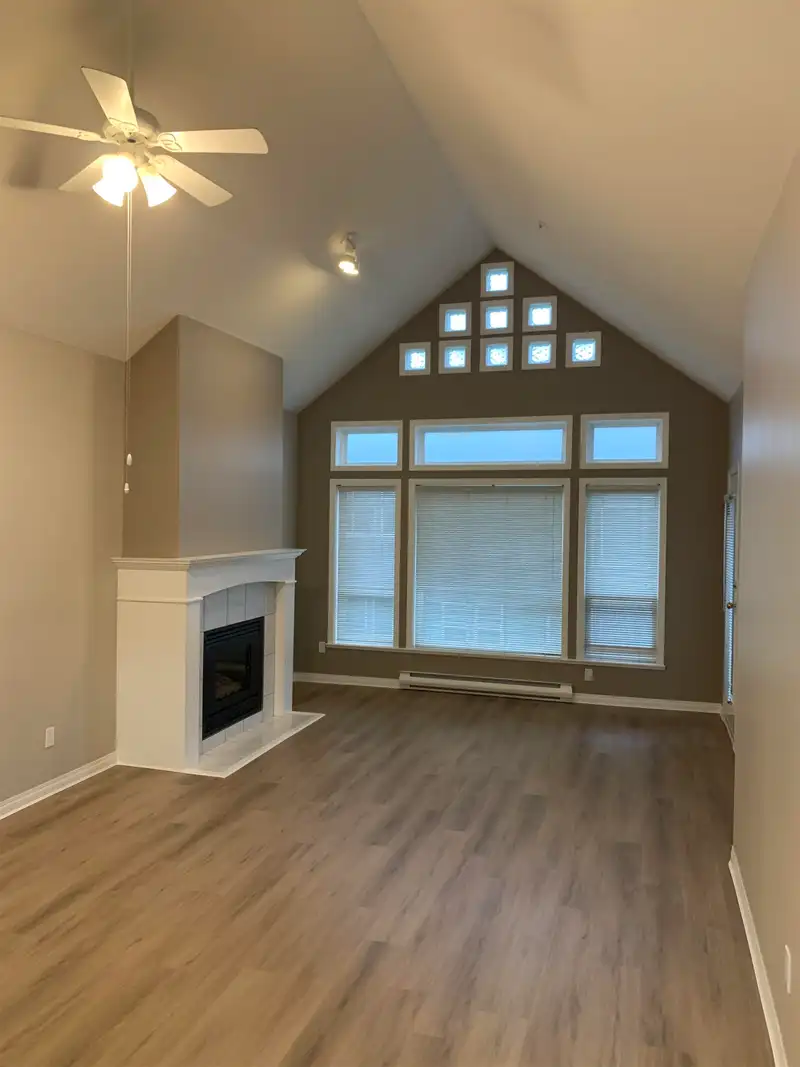 402 15558 16A AVENUE - photo 2 of 23