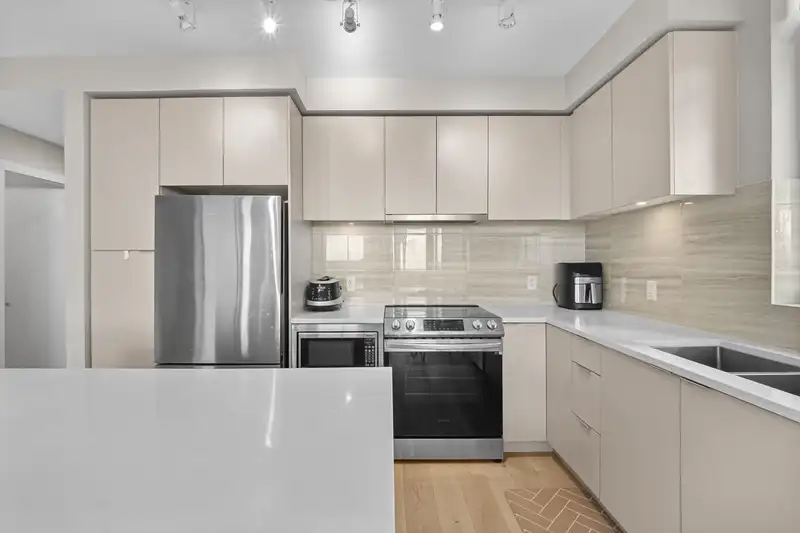 604 8761 UNIVERSITY CRESCENT - photo 2 of 25