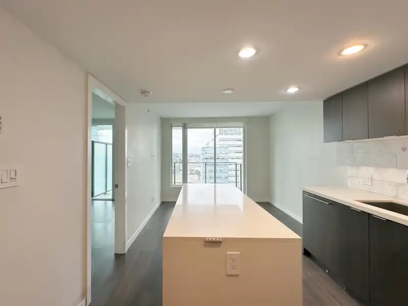 1907 8189 CAMBIE STREET - photo 2 of 7