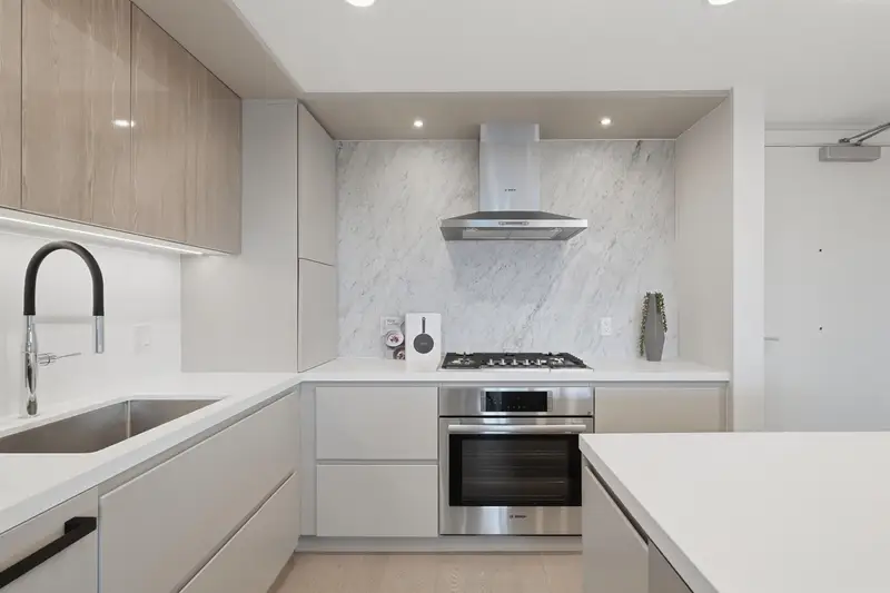 304 1526 FINLAY STREET - photo 2 of 25