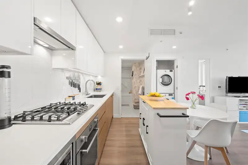 1905 823 CARNARVON STREET - photo 3 of 28