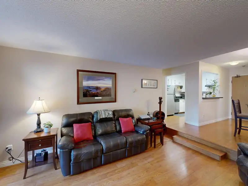 2104 13819 100 AVENUE - photo 1 of 21