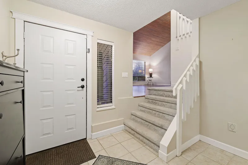 6245 152A STREET - photo 4 of 25