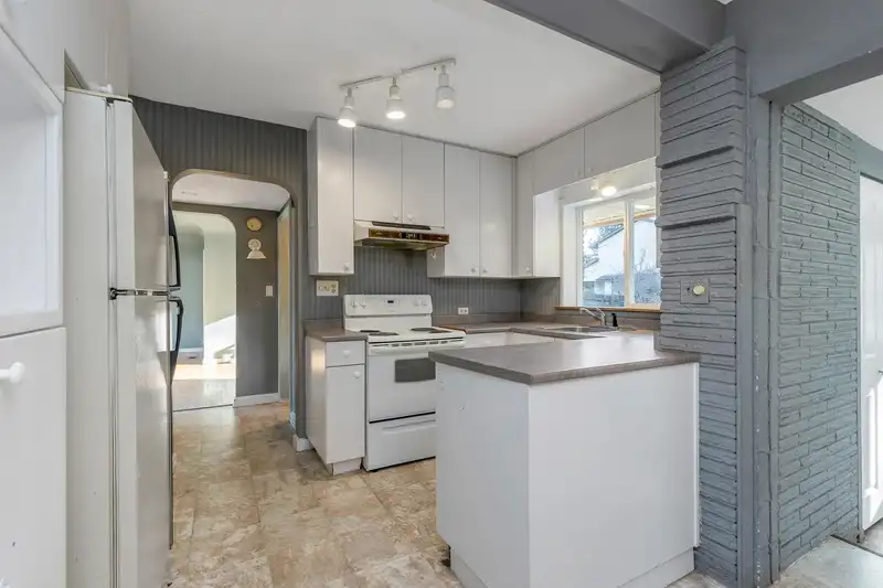 45608 PRINCESS AVENUE - photo 4 of 38