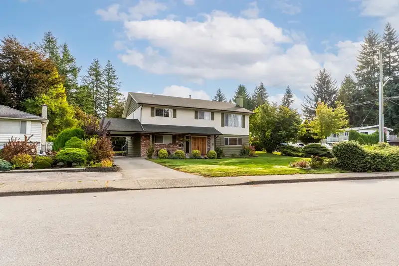 661 CYPRESS STREET - photo 3 of 26