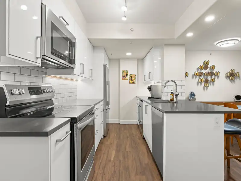 403 910 BEACH AVENUE - photo 4 of 31