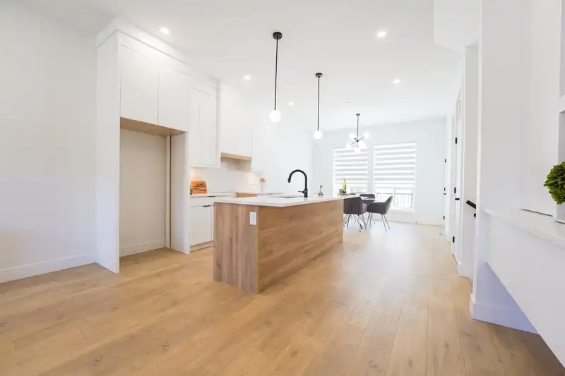 20482 76 AVENUE - photo 4 of 28