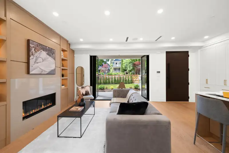 1 1161 E 11TH AVENUE - photo 4 of 37