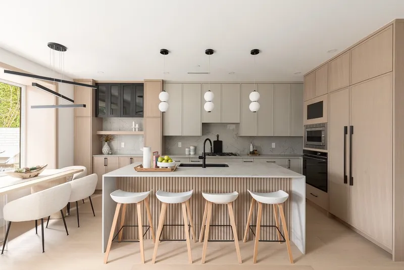 2 475 W 20TH AVENUE - photo 1 of 25