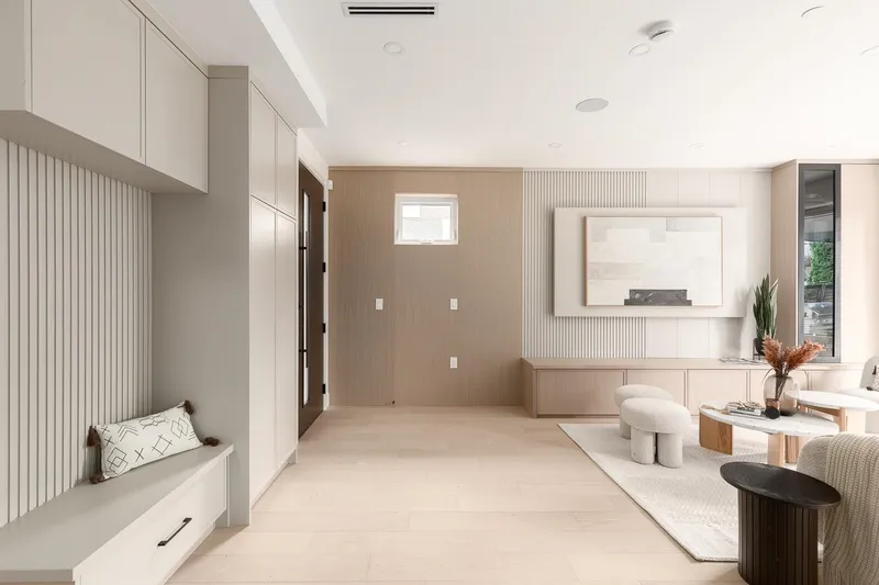 2 475 W 20TH AVENUE - photo 3 of 25