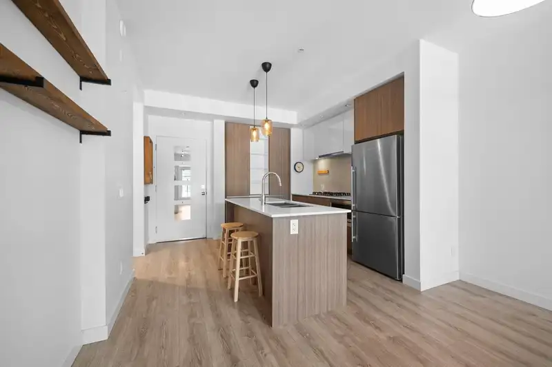 214 516 FOSTER AVENUE - photo 3 of 28