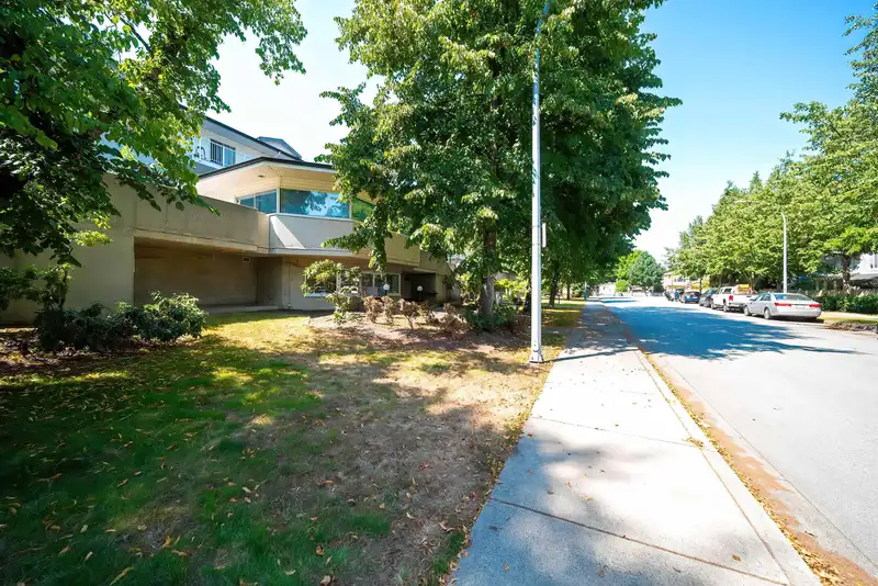 219 3051 AIREY DRIVE - photo 4 of 18