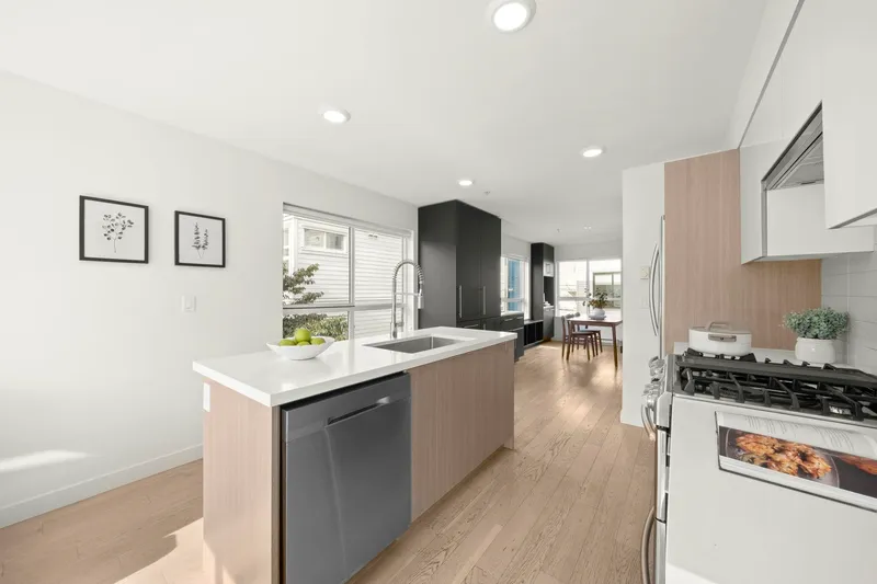 3 365 E 16TH AVENUE - photo 4 of 21