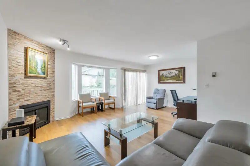 4 15550 89 AVENUE - photo 4 of 39