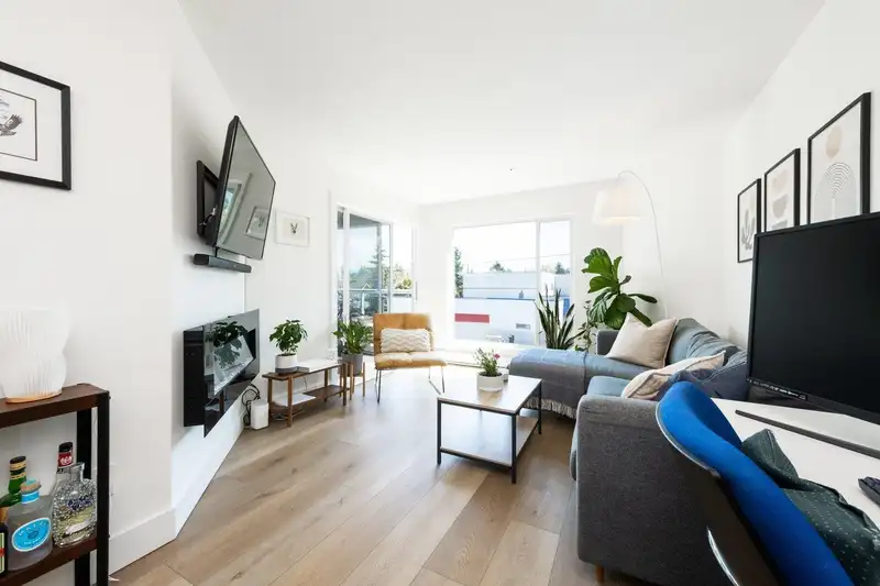 302 3505 W BROADWAY - photo 2 of 19
