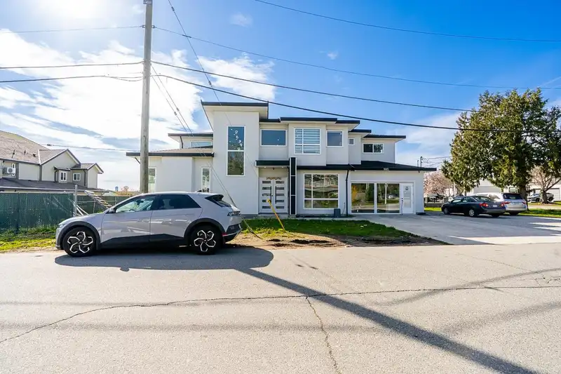 9185 139 STREET - photo 3 of 36