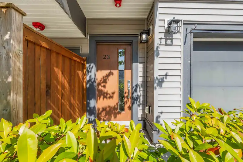23 20849 78B AVENUE - photo 3 of 35