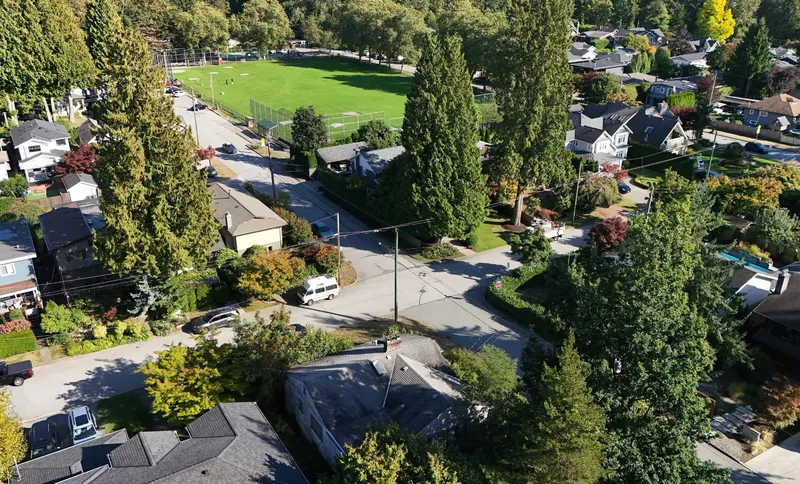 2405 LLOYD AVENUE - photo 2 of 11