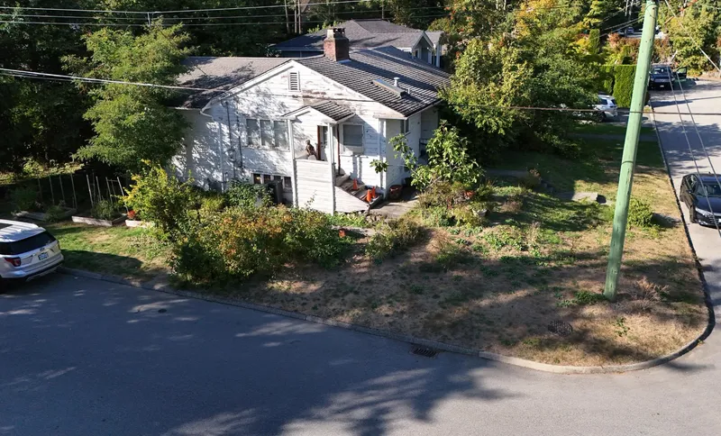 2405 LLOYD AVENUE - photo 3 of 11