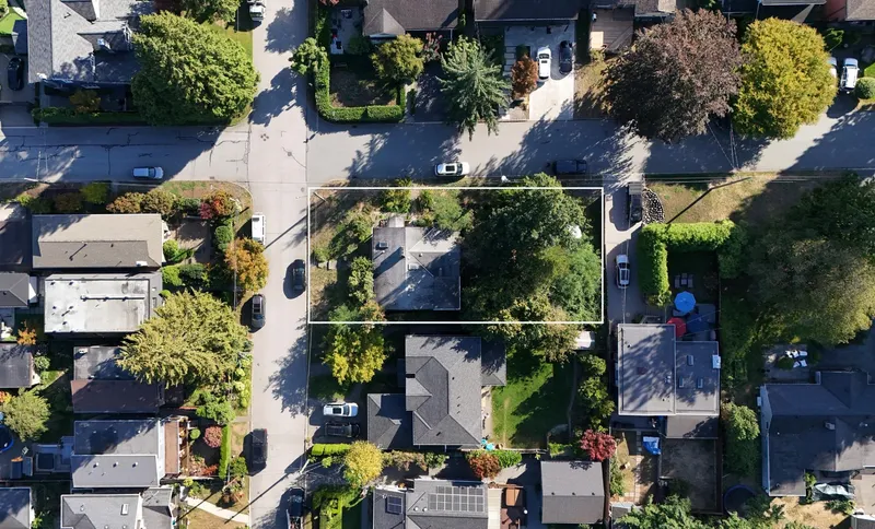 2405 LLOYD AVENUE - photo 4 of 11